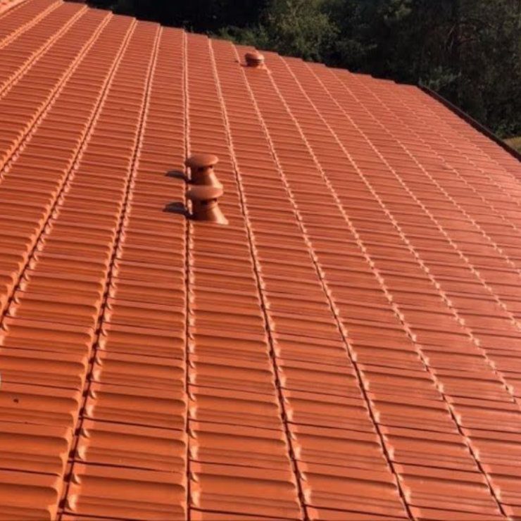Toiture en tuiles traitée, avec ses aérateurs